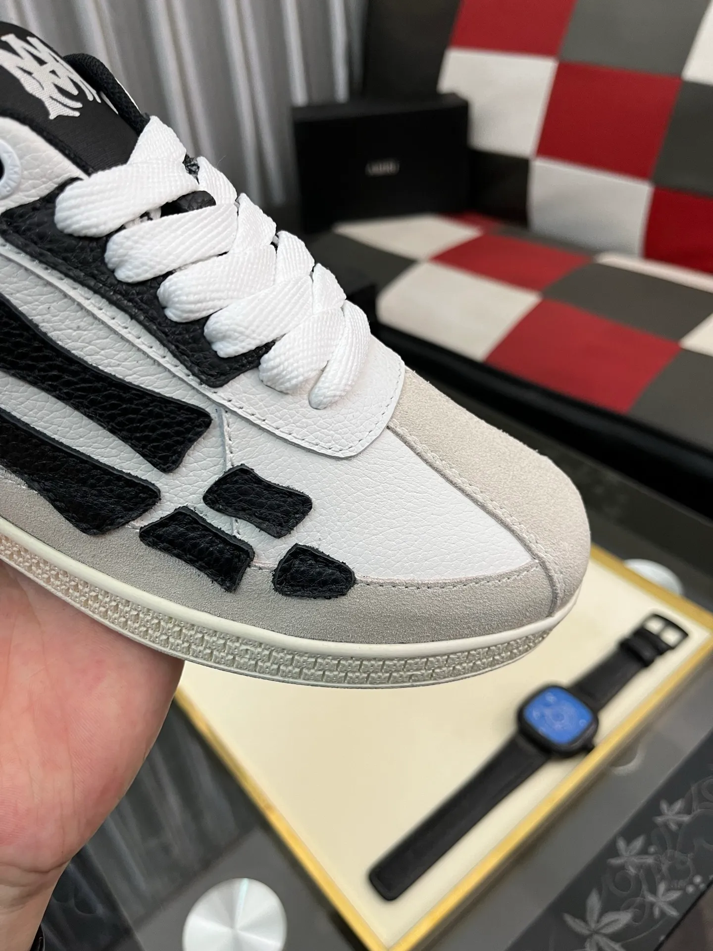 Men's shoes 💰420⌚️⌚️《AMIR*》New men's low-top casual sports sneakers bone shoes, another pair of irresistible bone shoes. Bone shoes are one of AMIRI's most popular items. They use first-layer cowhide uppers. The side bones are made of two cowhide laminations. They have a three-dimensional feel. The leather incisions are all oil-edged. Contrasting color design. Simple style. Fashionable sports. Customized metal LOGO nameplate to embellish shoelaces. Exclusive control of top version. Supports comparison. Breathable mesh lining Original rubber outsole A must-have item for daily leisure Suitable for various occasions Check it out if you pursue high quality Super cool uppers Size: 38-443️⃣ Colors available